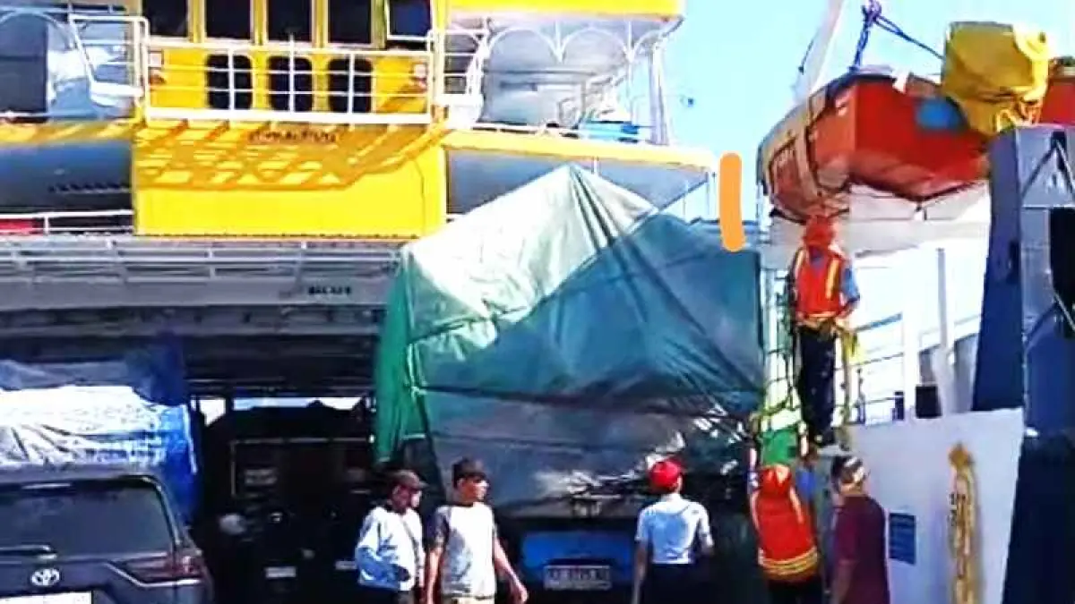 CEGAH MUSIBAH : Pengikatan kendaraan dalam kapal penyeberangan Gilimanuk- Ketapang. (foto: dok. Syahbandar Pelabuhan Gilimanuk)