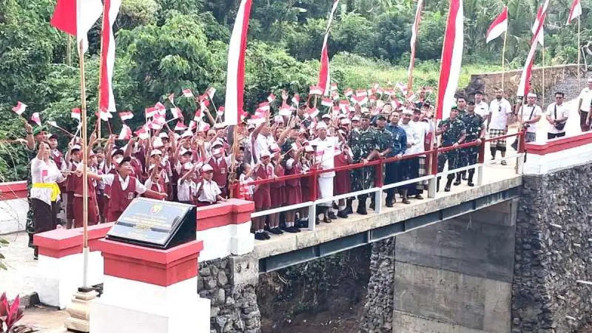
&nbsp;DISAMBUT GEMBIRA : Jembatan yang menghubungkan  Banjar Adat Saba dan Banjar Adat Adegan.(Kominfo Gianyar)