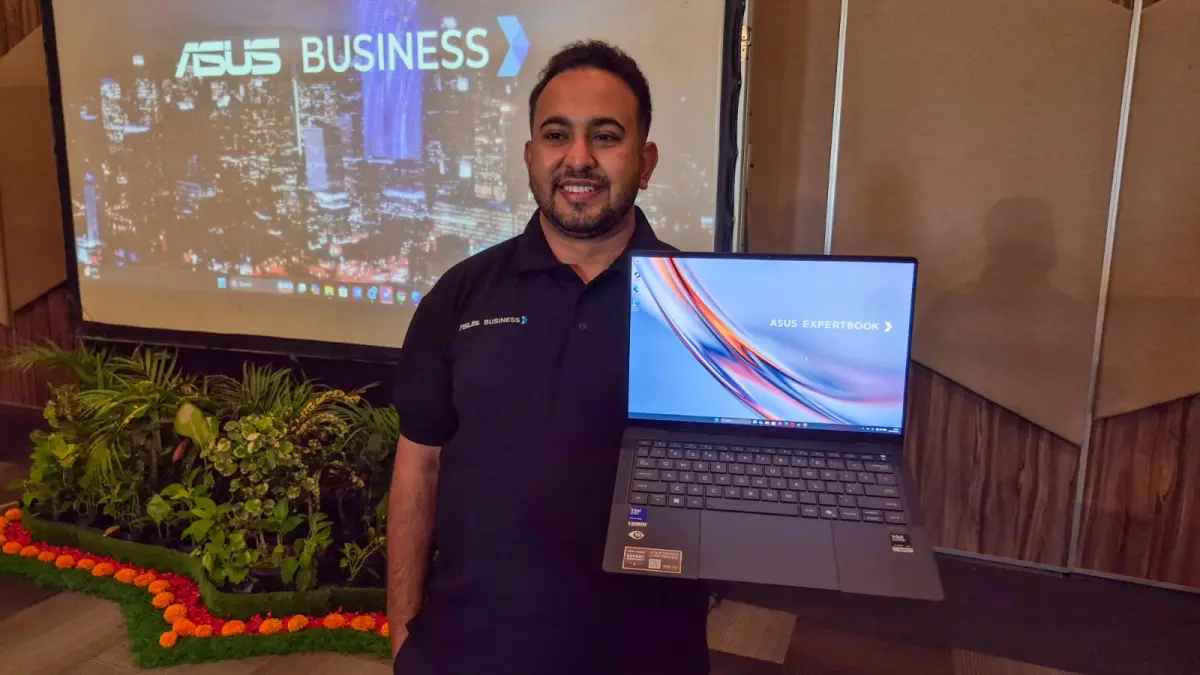 FLAGSHIP: Laptop bisnis seri terbaik ASUS ExpertBook Ultra dengan layar 14" yang ringkas dan mudah dibawa.