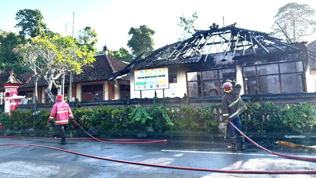 HABIS DILALAP API : Bangunan SDN 2 Batuan, Sukawati, terbakar dan atapnya mengalami kerusakan. (Damkar Gianyar)