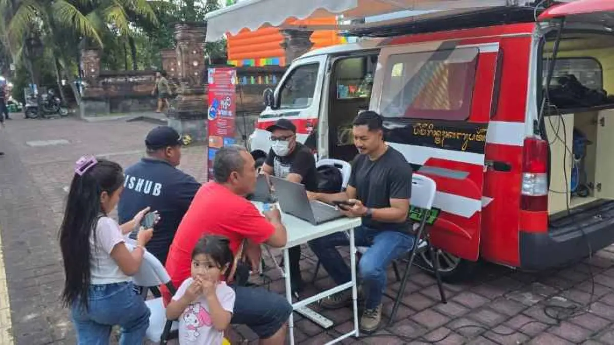 JEMPUT BOLA : Pelayanan IKD yang dilakukan oleh Disdukcapil Tabanan menggandeng Diskominfo Tabanan di Pasar Senggol di Gedung Kesenian Mario Tabanan.&nbsp;(Juliadi)