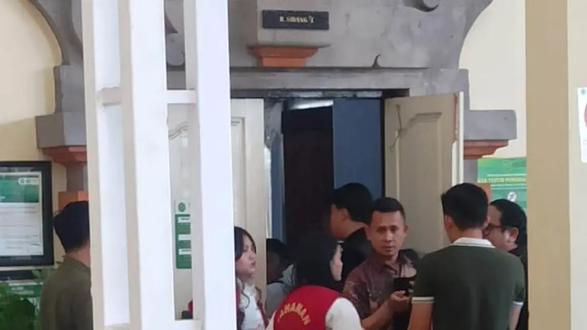 KURIR: Kedua terdakwa Mayuree Prasomtong, 39, dan Nontiya Janpech, 23, (rompi merah) usai sidang di PN Denpasar, Kamis (30/7/2026).

