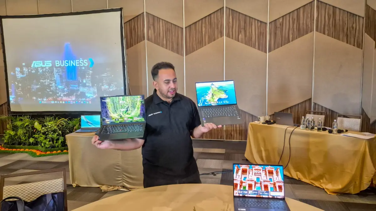 LEBIH UNGGUL & EFISIEN: Said Dahda - Commercial Technical Public Relation ASUS memperlihatkan keunggulan ASUS ExpertBook Ultra dibanding laptop flagship merk lain.