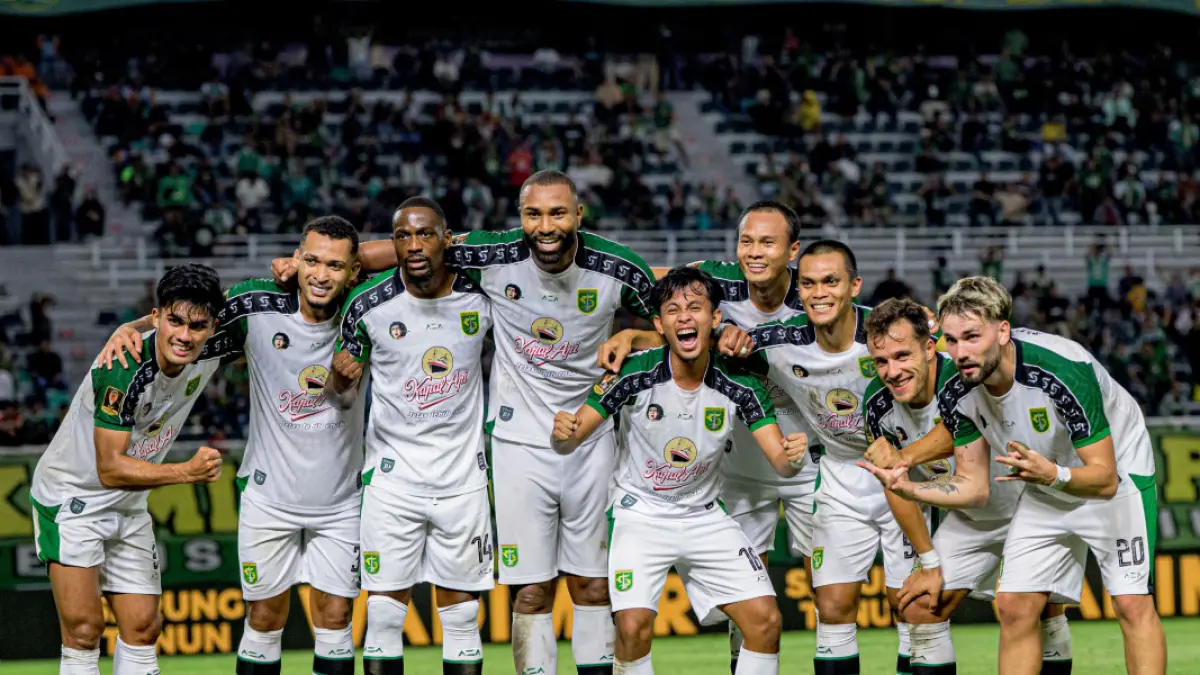 Pemain Persebaya merayakan kemenangan atas PSMS Medan di fase Grup B Piala Presiden 2026. Gol tunggal Persebaya dicetak Yuran Fernandes (keempat dari kiri). (Foto: Media Persebaya)