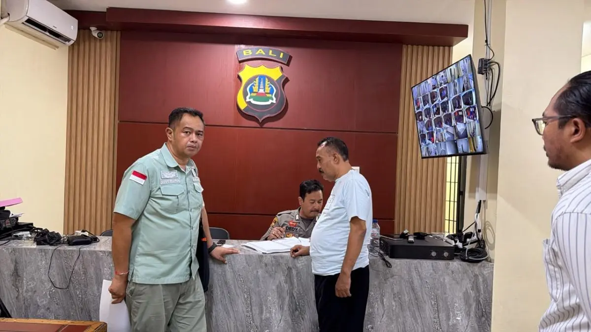 TAHAP II: Penyidik Ditreskrimum Polda Bali menyerahkan tersangka Anak Agung Ngurah Darmawan beserta barang bukti kepada Jaksa Penuntut Umum Kejaksaan Tinggi Bali dalam pelimpahan tahap II, Rabu (29/72026). (ist/radarbali.id)