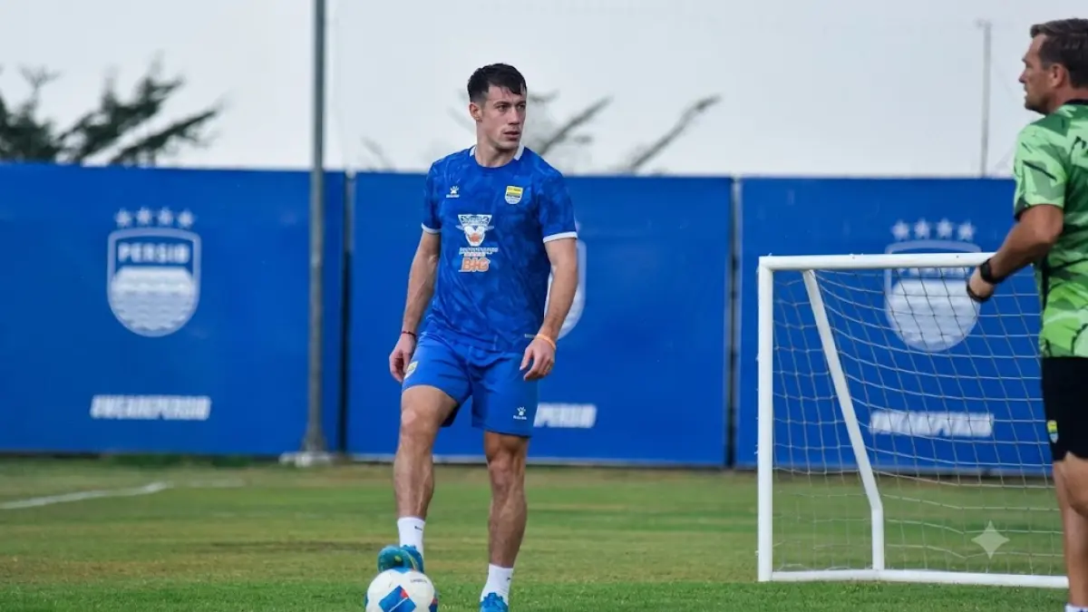 Gelandang serang Persib Mariano Peralta saat berlatih di Lapangan Pendamping Stadion Gelora Bandung Lautan Api (GBLA). (Foto: Barly Isham/Media Persib)