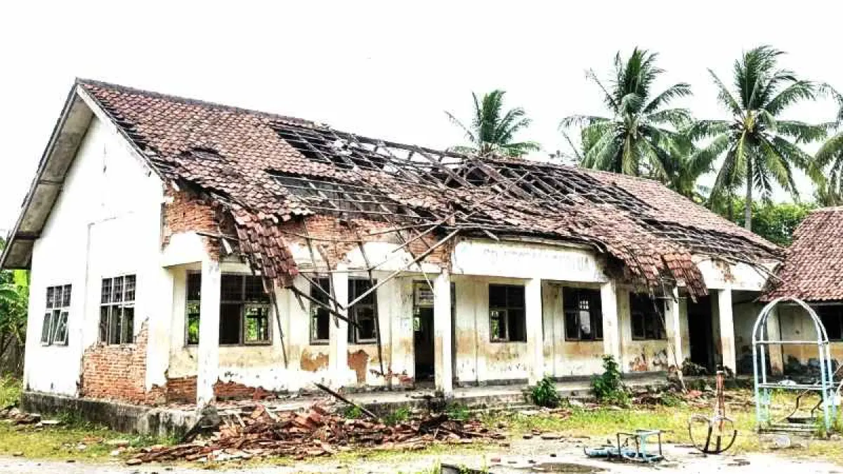Ilustrasi gedung sekolah rusak . (gambar digital gemini/radar bali)
