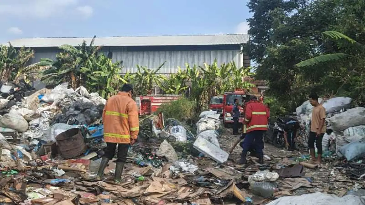 KETAHUAN DARI AROMA: Gudang penyimpanan barang rongsokan di Desa Kaliakah, Kecamatan Negara, Jembrana. (Damkar Jembrana)