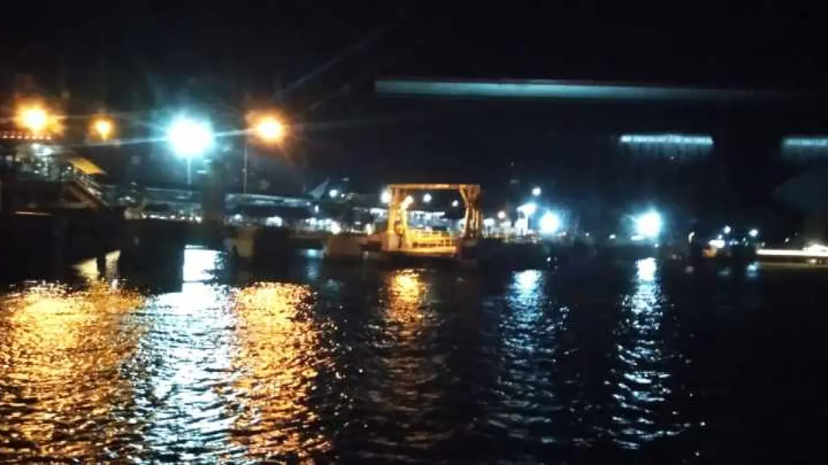 KONDISI CUACA TAK STABIL : Suasana aktivitas di dermaga Pelabuhan Gilimanuk, Jembrana, saat dini hari. (hari puspita/radar bali)