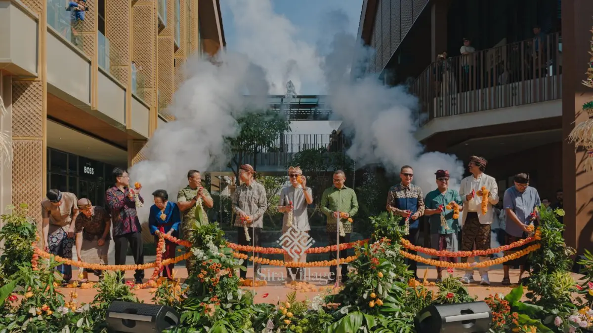 MEGAH: Tantowi Yahya, Presiden Direktur PT Grand Outlet Bali (tengah) bersama pejabat terkait saat peresmian Grand Outlet Sira Village di kompleks Kura-Kura Bali, Jumat 31 Juli 2026. (Public Relations BTID for radarbali.id)  