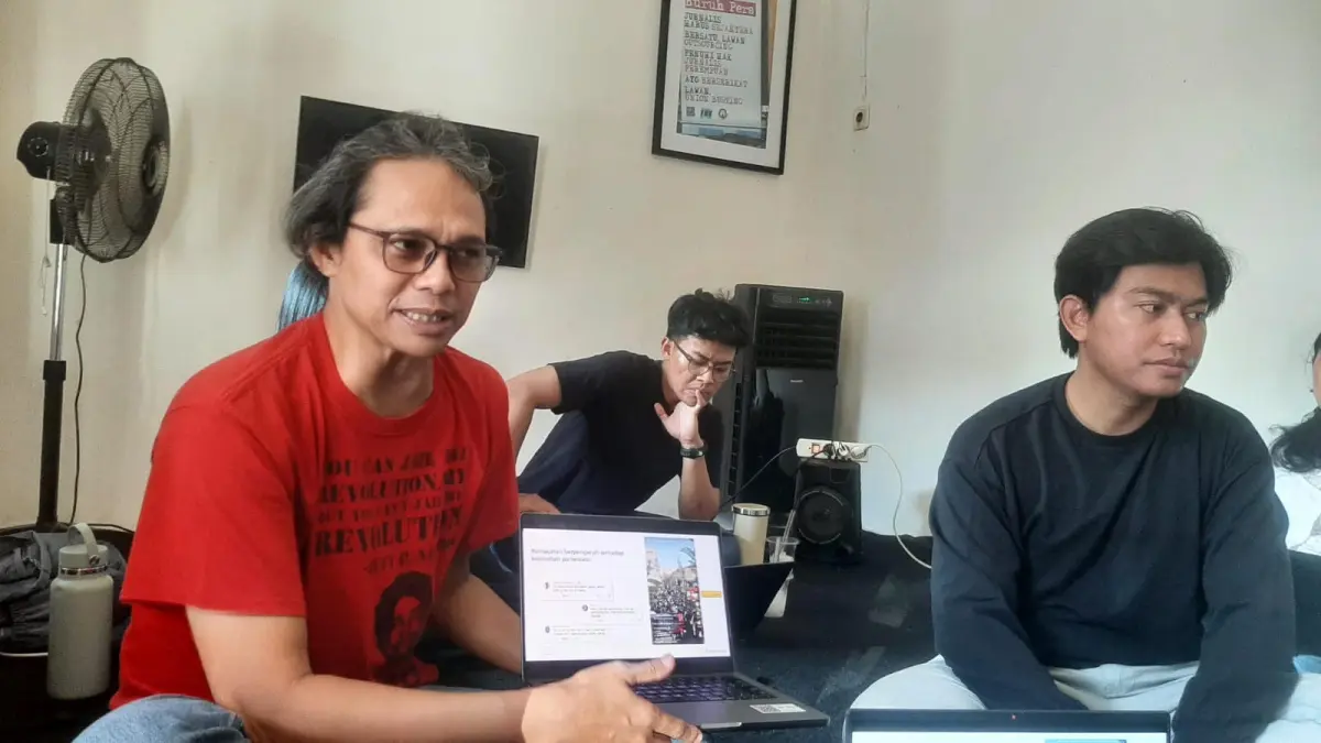 BEBER DATA: Ngurah Termana World Resources Institute (WRI) Indonesia saat melakukan diskusi kondisi buruknya transportasi publik di Bali di Sekretariat AJI Kota Denpasar, Kamis (30/7/2026) (M. RIDWAN/radarbali.id)