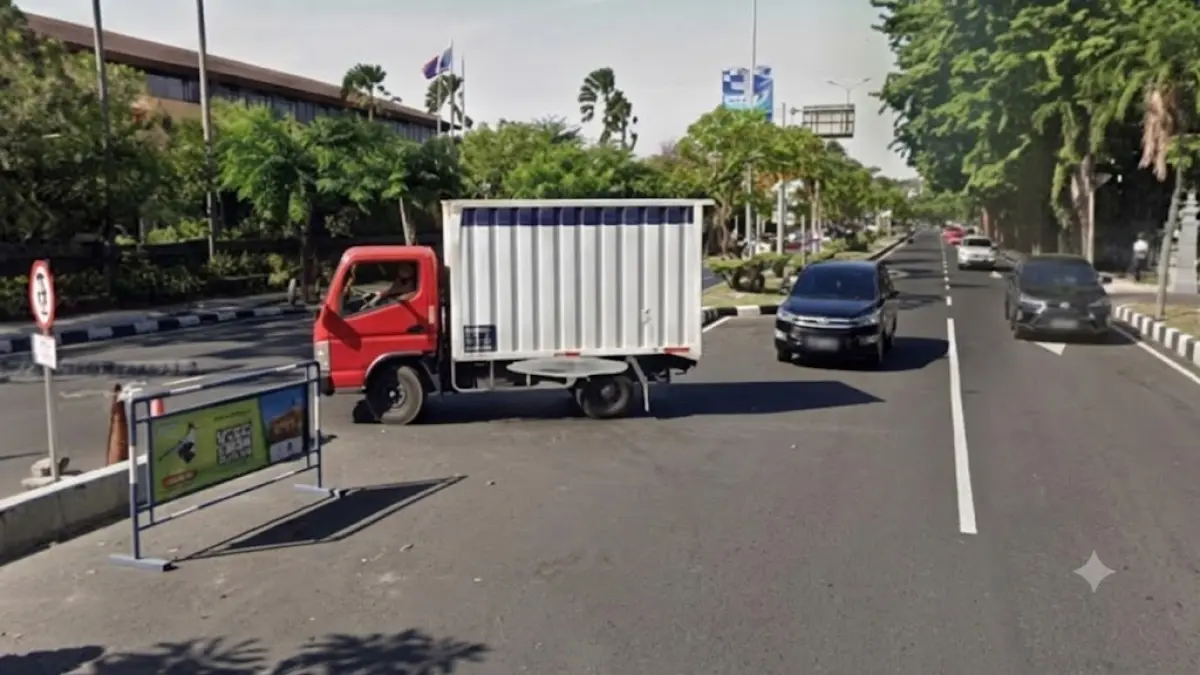 Salah satu u-turn di Jalan Aiport Ngurah Rai di depan Pangkatan TNI AU. 