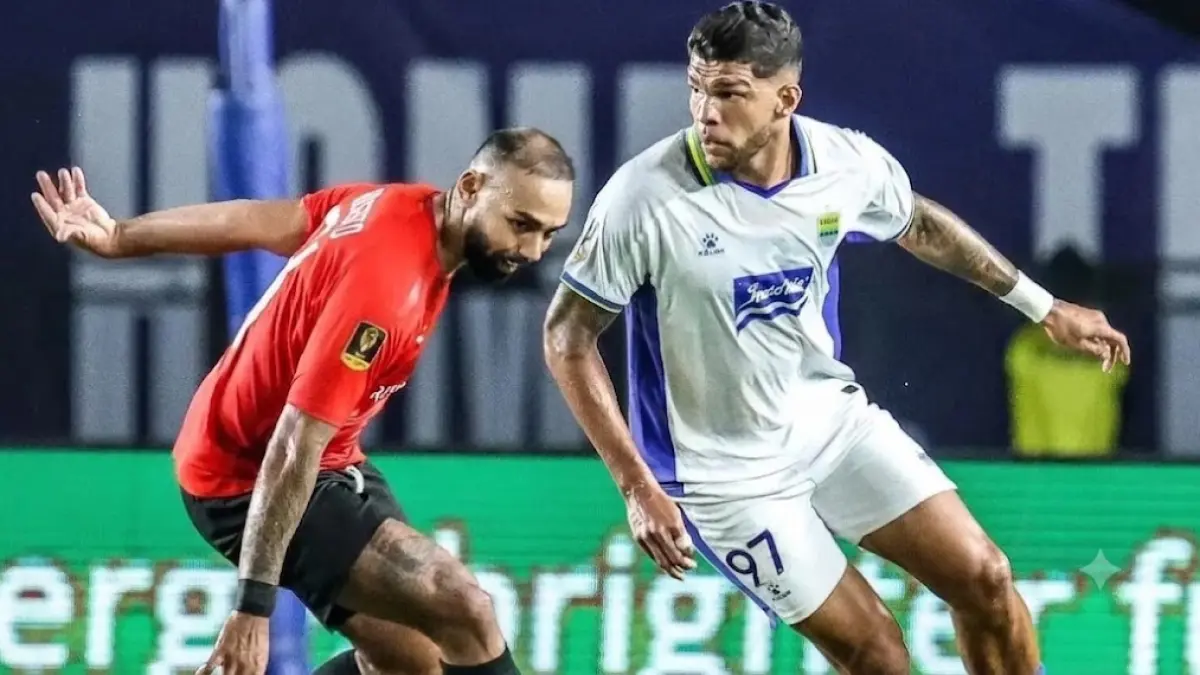 Striker DPMM FC Dalberto Luan Belo (kiri) berduel dengan gelandang serang Persib Bandung Berguinho di Piala Presiden 2026. (Foto: WeAremania)