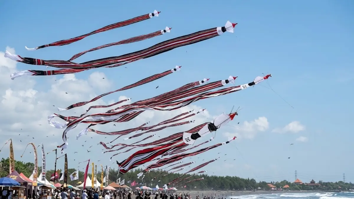 Bali Kite Festival 2026 dilaksanakan mulai Sabtu 1 Agustus 2026 di Pantai Padang Ga;ak. Kesiman Petilan, Denpasar Timur. 