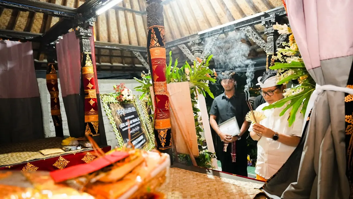 Bupati Wayan Adi Arnawa menyerahkan Piagam Penghargaan Tertib Administrasi Pengurusan Akta Kematian dan KK di Lingkungan Karang Suwung, Kelurahan Sading, Mengwi, Kamis (30/7).