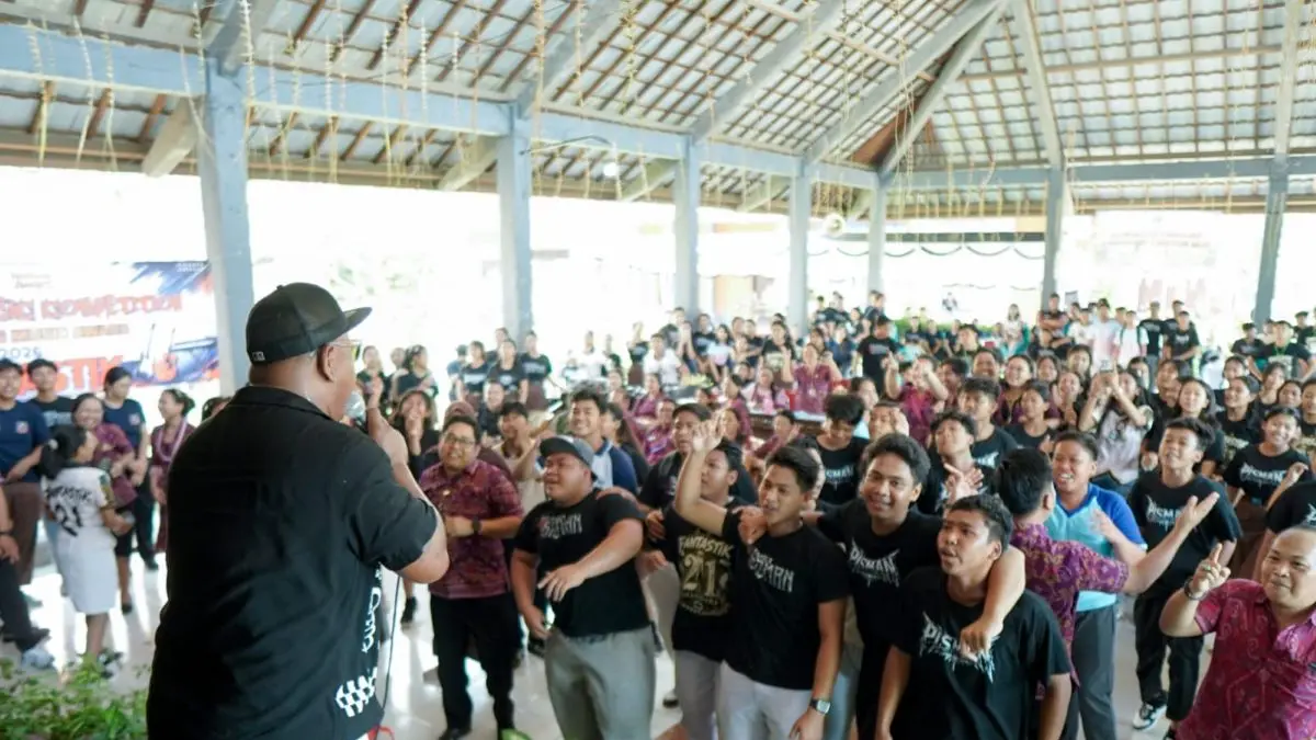 NYEGARA GUNUNG: Suasana syahdu dan harum wangi dupa yang menyatu dengan gema sakral mantra menyelimuti puncak peringatan HUT ke-21 SMA Negeri 2 Gerokgak (SMANDARA) pada Jumat (31/7/2026). (Humas SMANDARA for radarbali.id)