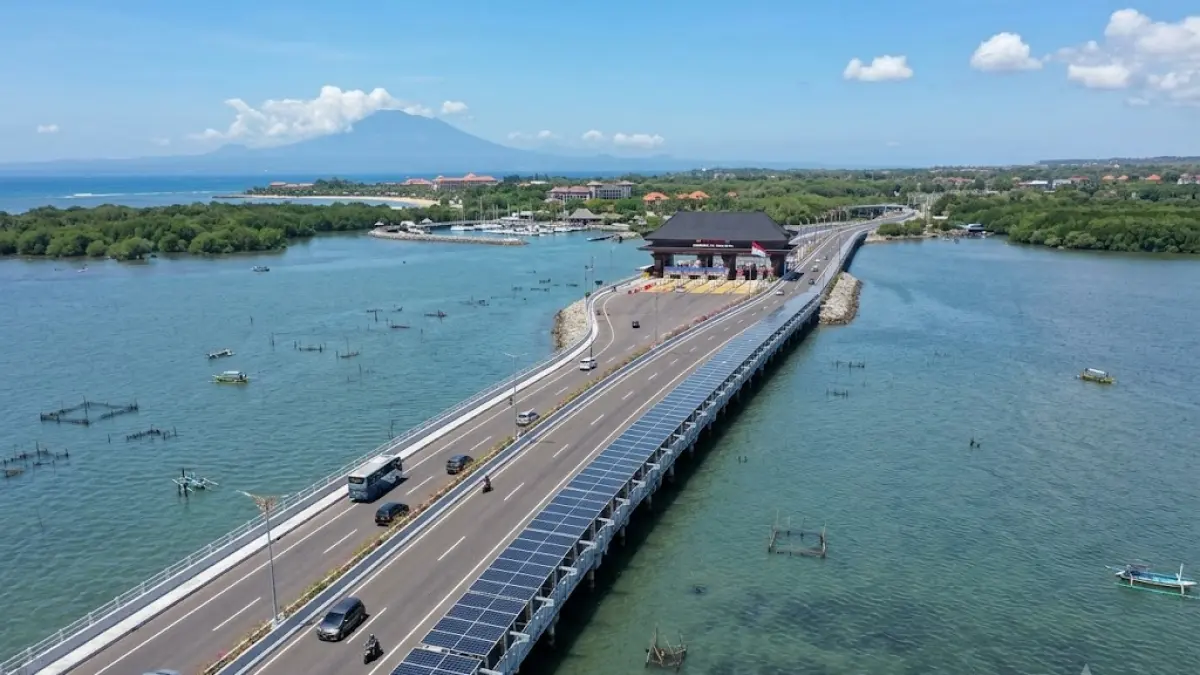 Pembangkit listrik tenaga surya atap sepanjang 6 kilometer berkapasitas 1 kWp yang dipasang Jasa Marga di Tol Bali Bandara. 