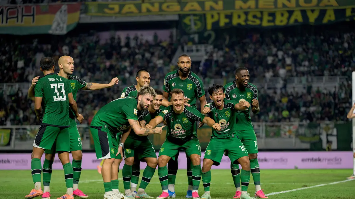 Skuad Persebaya melakukan selebrasi merayakan gol perdana Miguel Pereira di fase Grup A Piala Presiden 2026. (Foto: Media Persebaya)