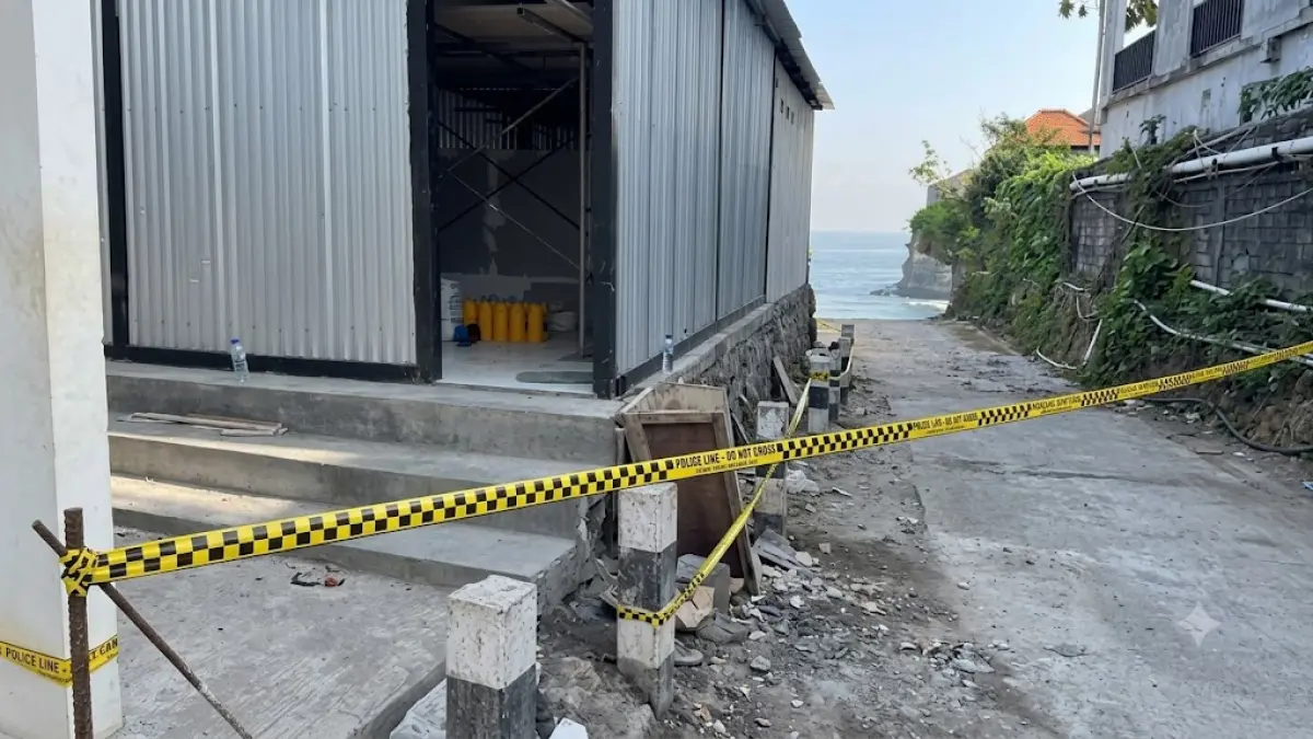 Tempat kejadian perkara di lokasi proyek Pantai Suluban, Pecatu, Kuta Selatan, Badung. 