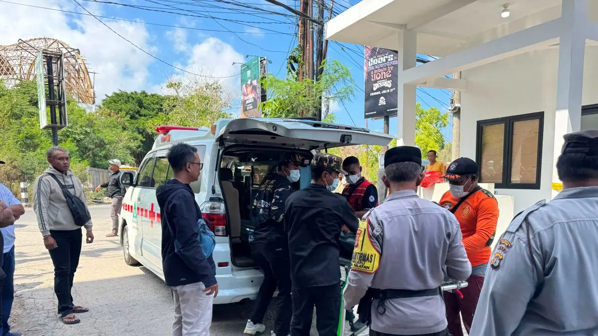 AKIBAT ARAK: Petugas kepolisian melakukan olah TKP di lokasi ditemukannya seorang buruh yang meninggal dunia diduga akibat penganiayaan di depan mess PT Gangga Inti Lautan, kawasan Azoria Suluban, Desa Pecatu, Kuta Selatan, Jumat (31/7/2026). (ist/radarbali.id)