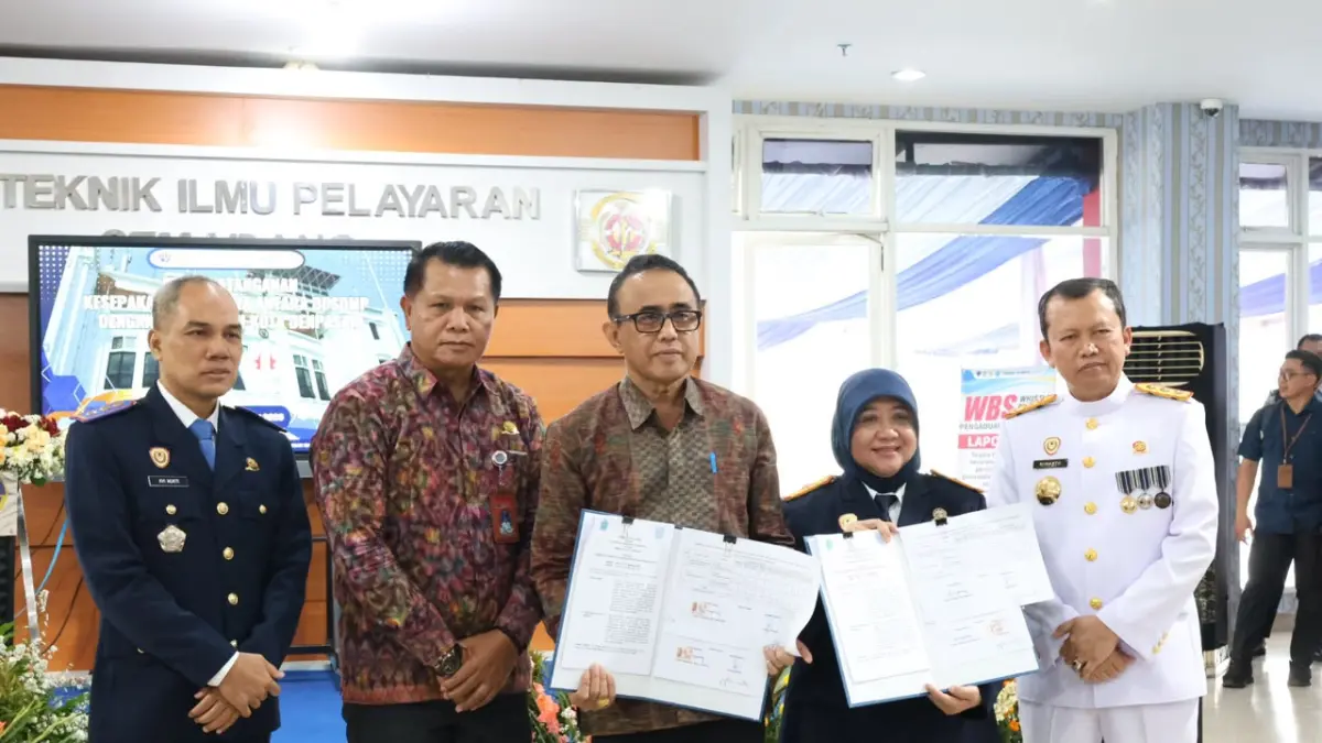 Wali Kota Denpasar, I Gusti Ngurah Jaya Negara saat penandatanganan Memorandum of Understanding (MoU) dengan BPSDMP Kementerian Perhubungan serta PKS antara Pemerintah Kota Denpasar dengan Politeknik Transportasi Darat Indonesia-STTD dan Politeknik Transportasi Darat Bali di Politeknik Ilmu Pelayaran (PIP) Semarang, Jawa Tengah, Jumat (31/7).