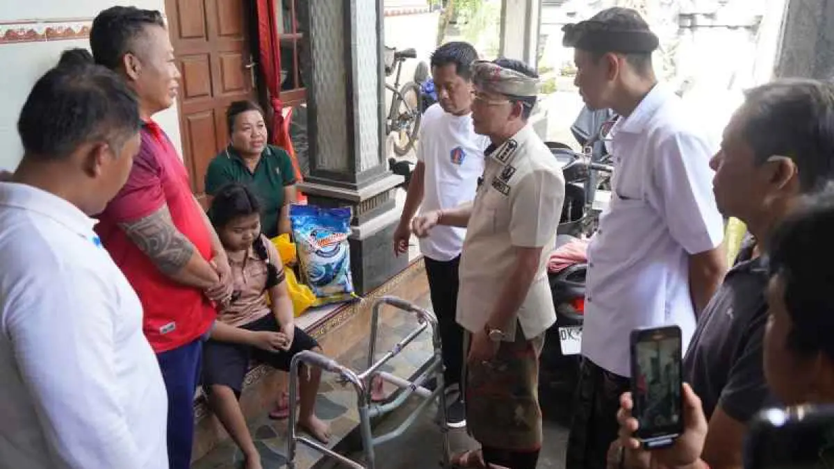 BERI BANTUAN SOSIAL: Bupati Klungkung I Made Satria didampingi Wakil Bupati Tjokorda Gde Surya Putra memberikan bantuan sosial dan bantuan bencana kepada warga di sejumlah wilayah Kabupaten Klungkung. (Pemkab Klungkung)