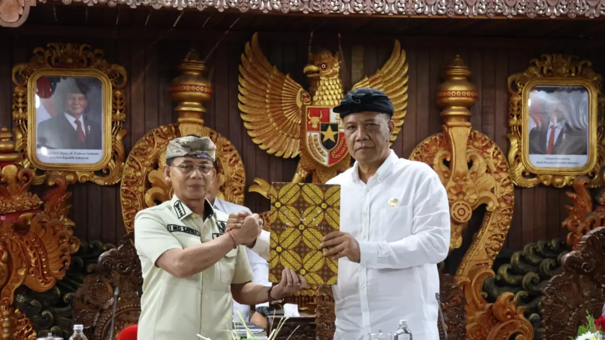 DPRD Kabupaten Klungkung bersama Pemerintah Kabupaten Klungkung resmi menetapkan tiga Ranperda menjadi Perda dalam Sidang Paripurna yang digelar di Ruang Sidang Sabha Nawa Natya, Kantor DPRD Klungkung, Jumat (31/7).
