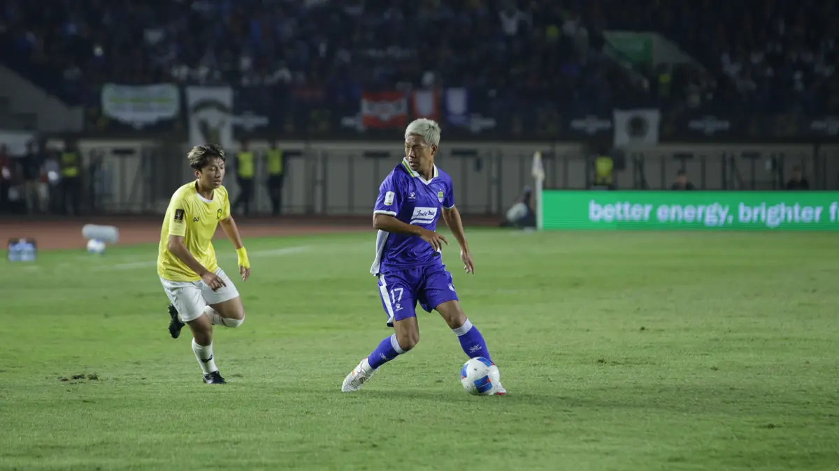 Gelandang Persib Gakuto Notsuda menggiring bola saat melawan Tampines Rovers. Persib menang 1-0 dan lolos ke semifinal Piala Presiden 2026 dengan catatan tak pernah kebobolan. Foto: Persib Bandung