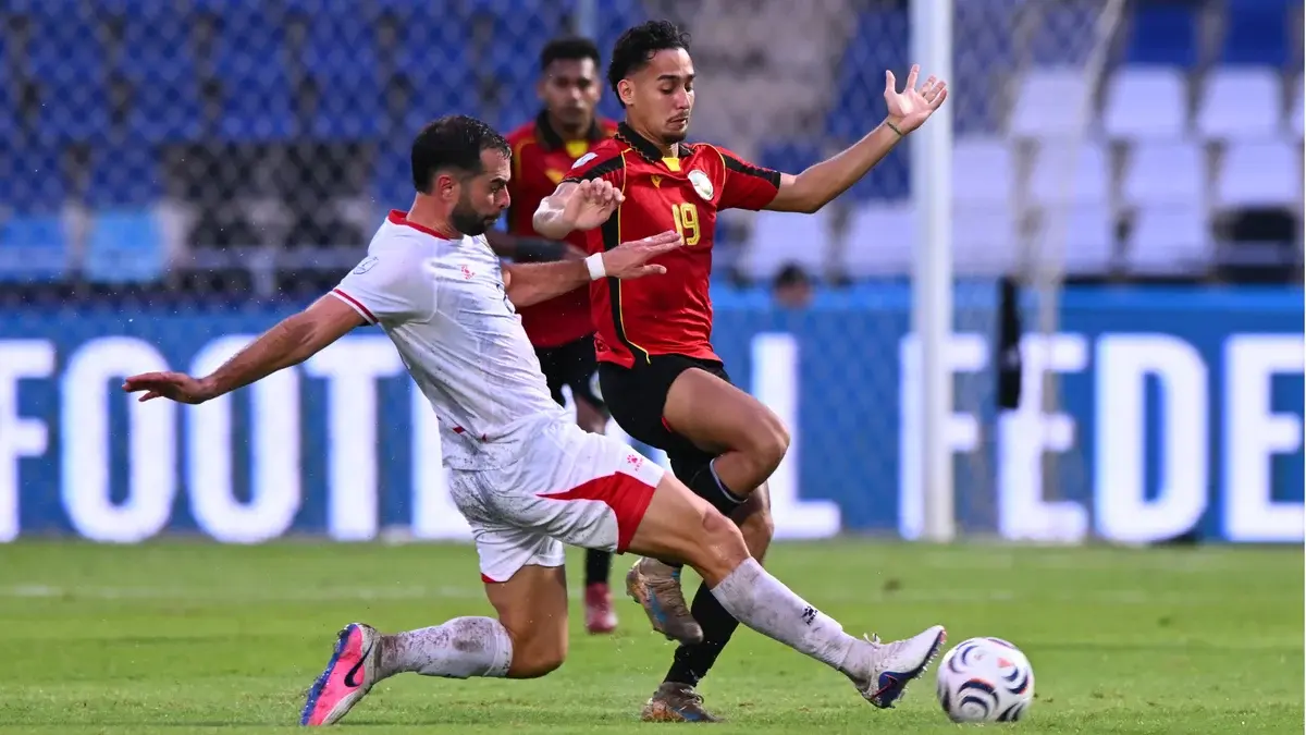Jordi Amat berebut bola dengan striker Timor Leste Alexandro Bakhito dalam laga grup A Piala AFF 2026 di Stadion Chonburi, Thailand. (Foto: aseanutdfc.com)