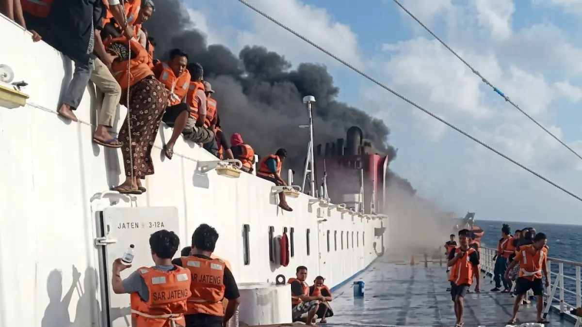 Tangkapan layar kebakaran yang menimpa KM Mutiara Sentosa 2 di mil laut utara Pulau Sapudi, Madura. (Foto: Basarnas)