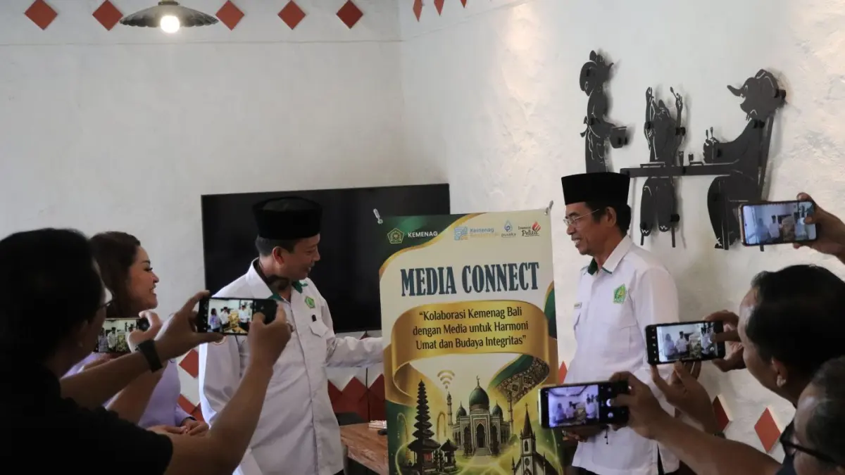 MEDIA CONNECT: Kepala Kanwil Kemenag Provinsi Bali, Dr. I Gusti Made Sunartha, S.Ag., M.M (kanan berkopyah), Kabag Tata Usaha Kemenag Bali, H. Syarif Hidayatullah, S.S, M.Pd (tengah depan) dan Ketua Tim Kehumasan Kanwil Kemenag Bali Ni Made Wina Lestari (kiri depan). (Sania Humas Kemenag Bali for radarbali.id)
