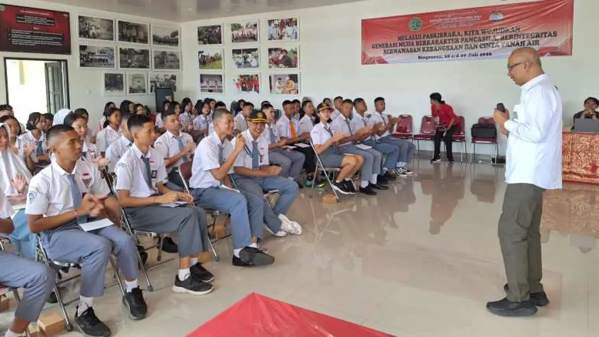 BERLATIH KERAS : Paskibraka Tabanan saat diberikan materi penguatan wawasan kebangsaan.(juliadi/radar bali)