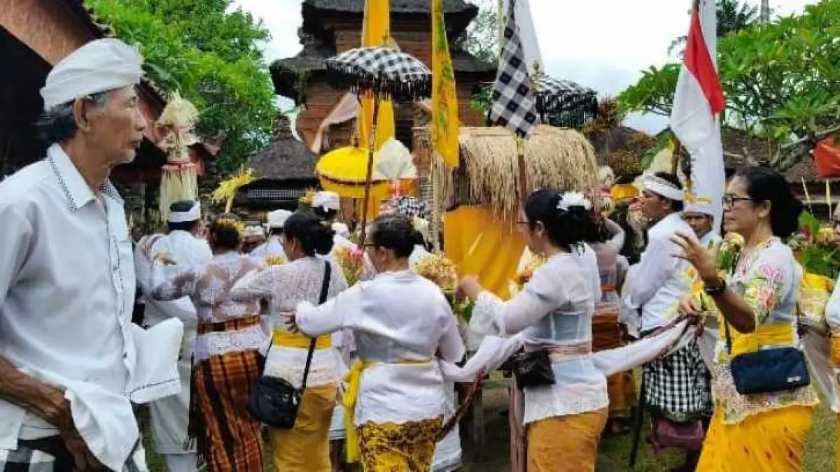 Ilustrasi suasana prosesi piodalan Krama Desa Bengkel di Pura Tugu, Desa Bengkel, Kediri, Tabanan. (Juliadi)