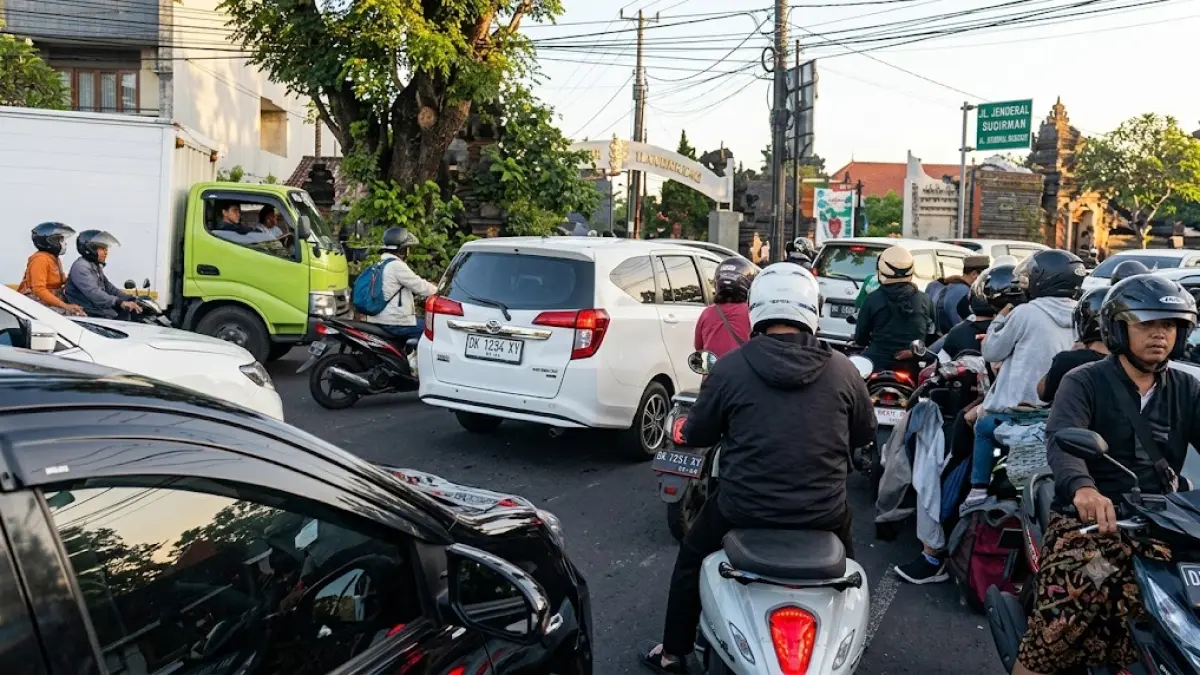 Kemacetan di simpang Suwung Batan Kendal imbas kunjungan warga ke pusat perbelanjaan baru di kawasan Serangan. 