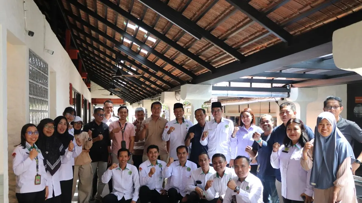 Kepala Kanwil Kemenag Provinsi Bali, Dr. I Gusti Made Sunartha, S.Ag., M.M bersama staf kehumasan Kemenag se Bali dan awak media foto bersama usai diskusi Media Connect , Senin 3 Agustus 2026. (Sania Humas Kemenag Bali for radarbali.id)