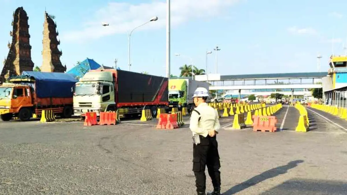 LANCAR : Suasana Pelabuhan Gilimanuk saat penyeberangan normal. (M.Basir/Radar Bali)