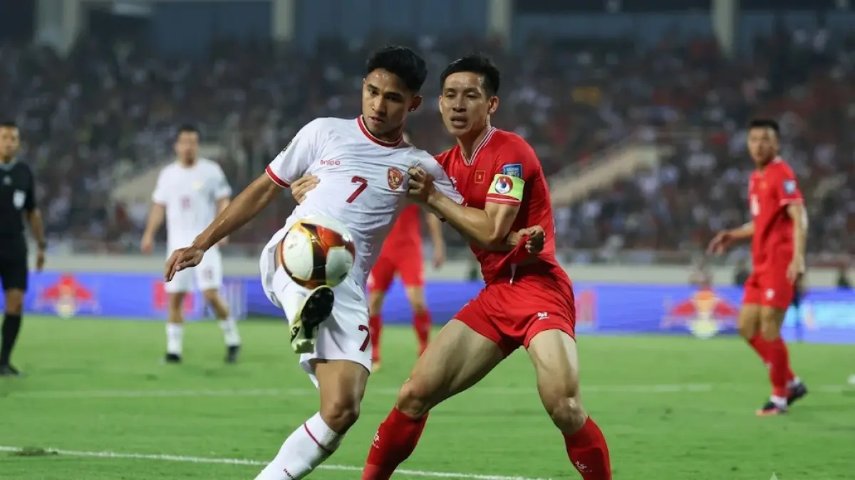 Marselino Ferdinan berduel dengan pemain Vietnam dalam kualifikasi Piala Dunia di Stadion My Dihn, Hanoi, Selasa (26/3/2024). Indonesia menang 3-0.