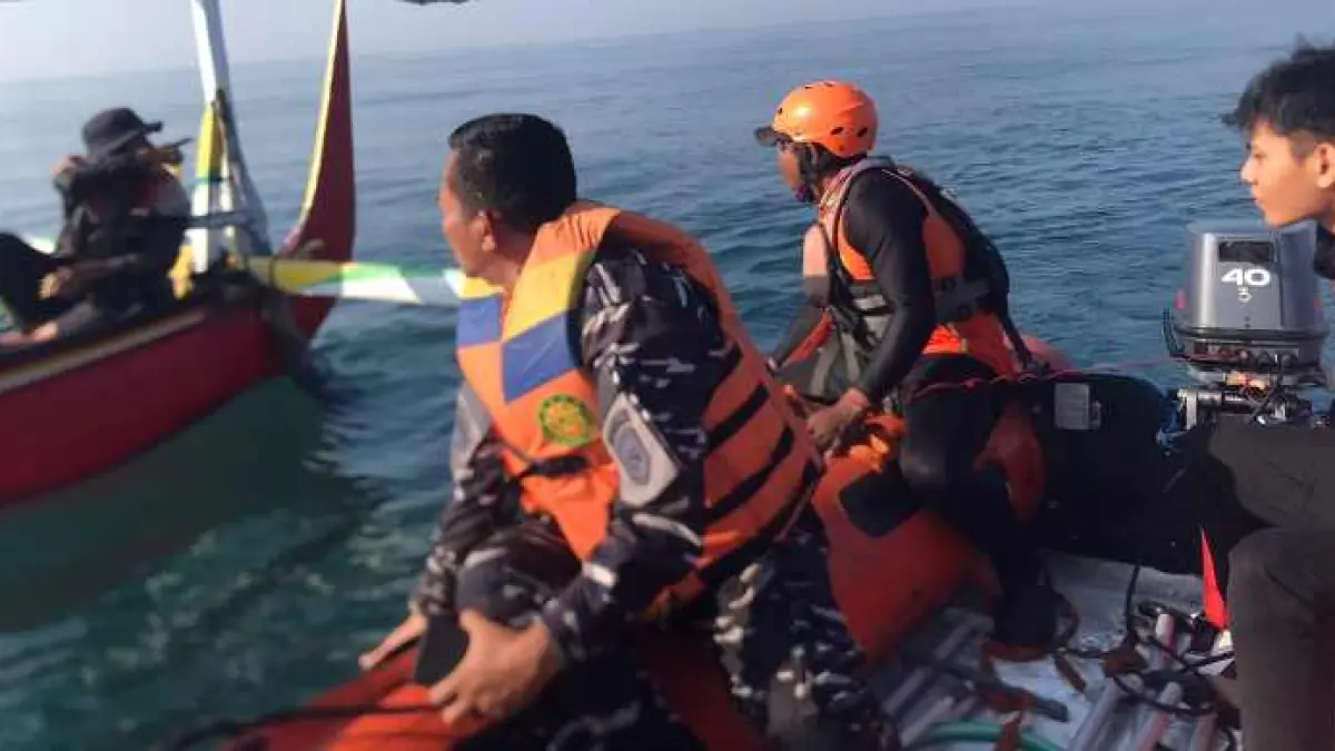 MASIH DALAM PENCARIAN : Tim SAR gabungan masih mencari Asmuri, nelayan asal Banjar Pesinggahan, Desa Medewi, Kecamatan Pekutatan, Jembrana. (foto: Tim SAR Jembrana)