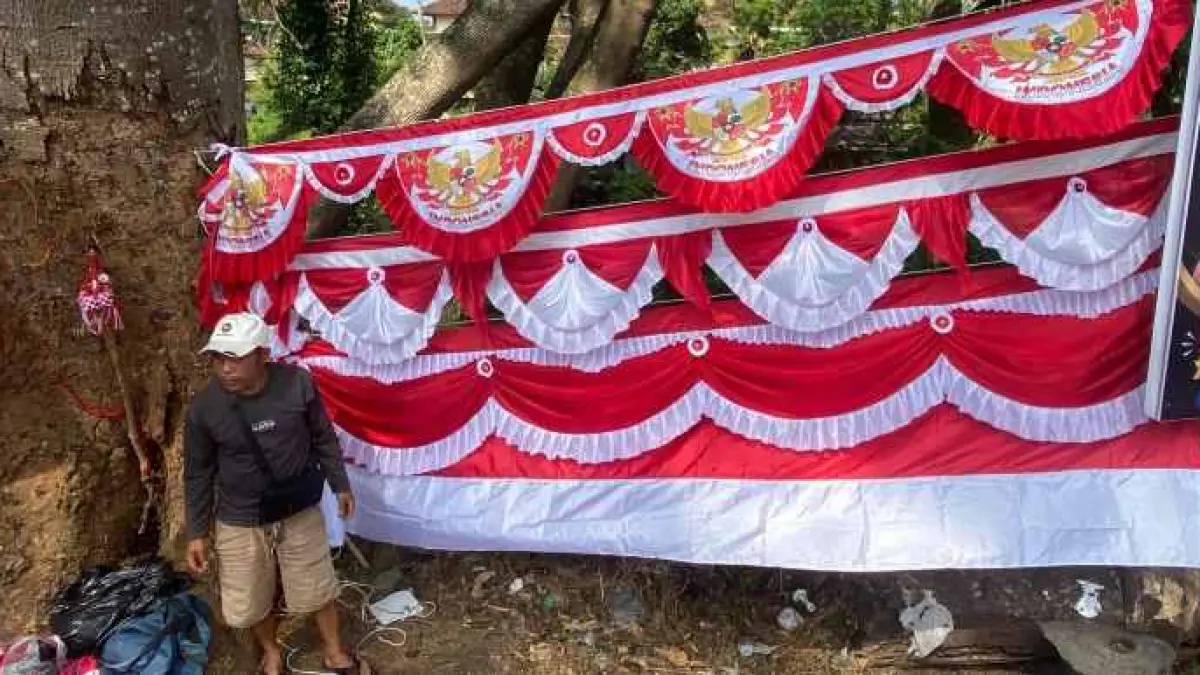 PEDAGANG MUSIMAN : Pedagang pernak pernik Agustusan menjamur di Karangasem. (zulfika Rahman)