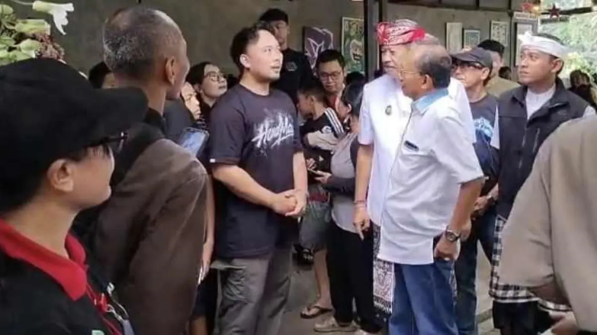 RAMAI SEKALI : Suasana Kedai Tangkil yang dikunjungi Gubernur Bali Wayan Koster saat Rahina Tumpek Klurut.&nbsp;(juliadi/radar bali)