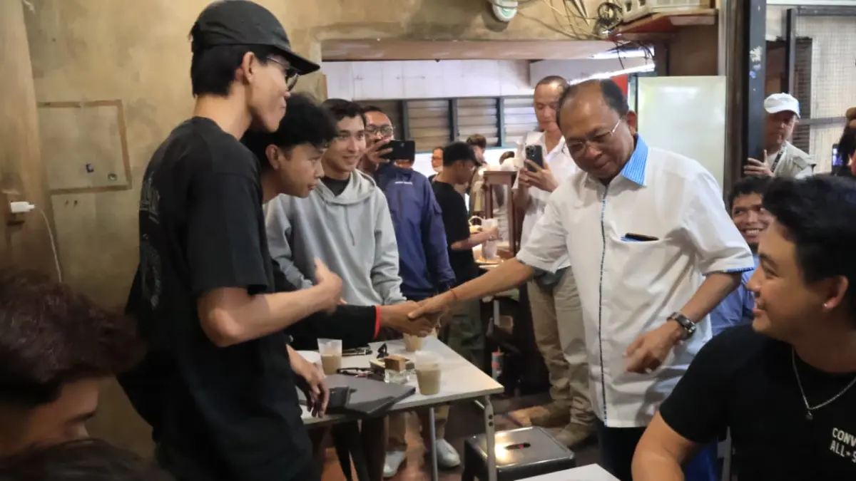 TRAKTIR SEMUA: Gubernur Bali Wayan Koster saat bertemu anak muda dan traktir kopi di hari Tumpek Klurut di sebuah Kedai Kopi