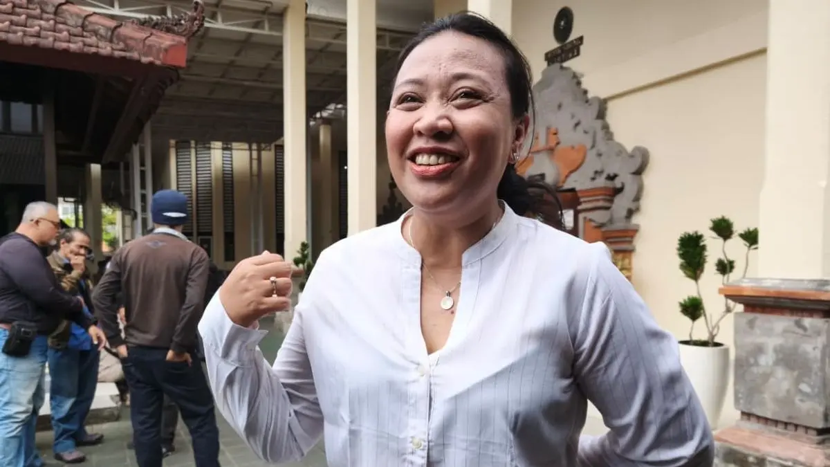 Akademisi pemerhati media, Ni Made Ras Amanda Gelgel, menghadiri sidang mediasi empat media di PN Denpasar, Selasa 4 Agustus 2026. (widi sjb/radarbali.id)