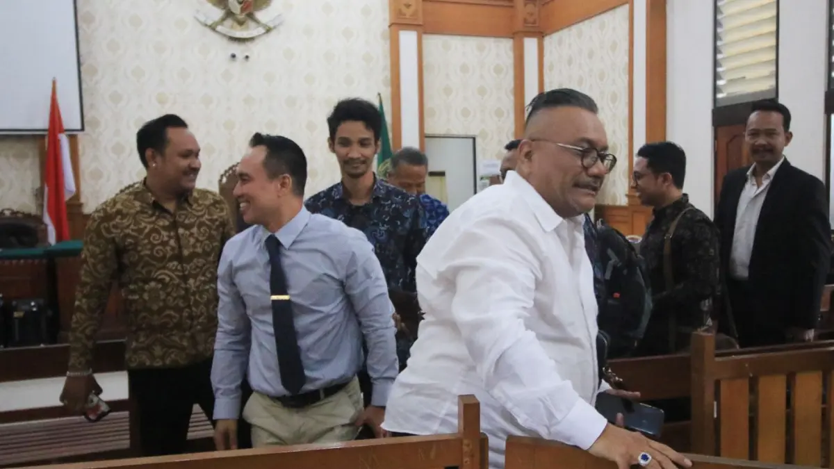 BUKAN DAMAI: Penggugat empat media Togar Situmorang (baju putih) disusul tim kuasa hukum empat media yang tergabung SJB keluar ruang sidang usai mediasi tidak menemui titik temu di PN Denpasar, Selasa 4 Agustus 2026. (MIFTAHUDDIN HALIM/radarbali.id)