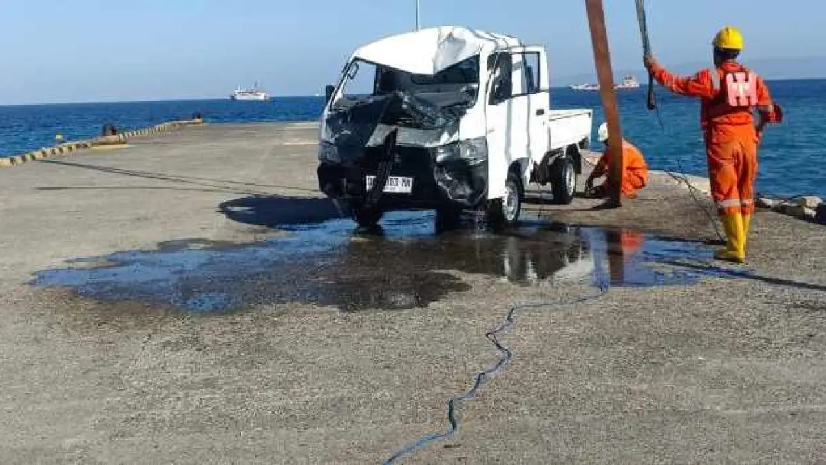 BYURRR: Pikap nahas nyemplung ke laut Dermaga Tanah Ampo, Manggis, Karangasem. (foto: Istimewa)