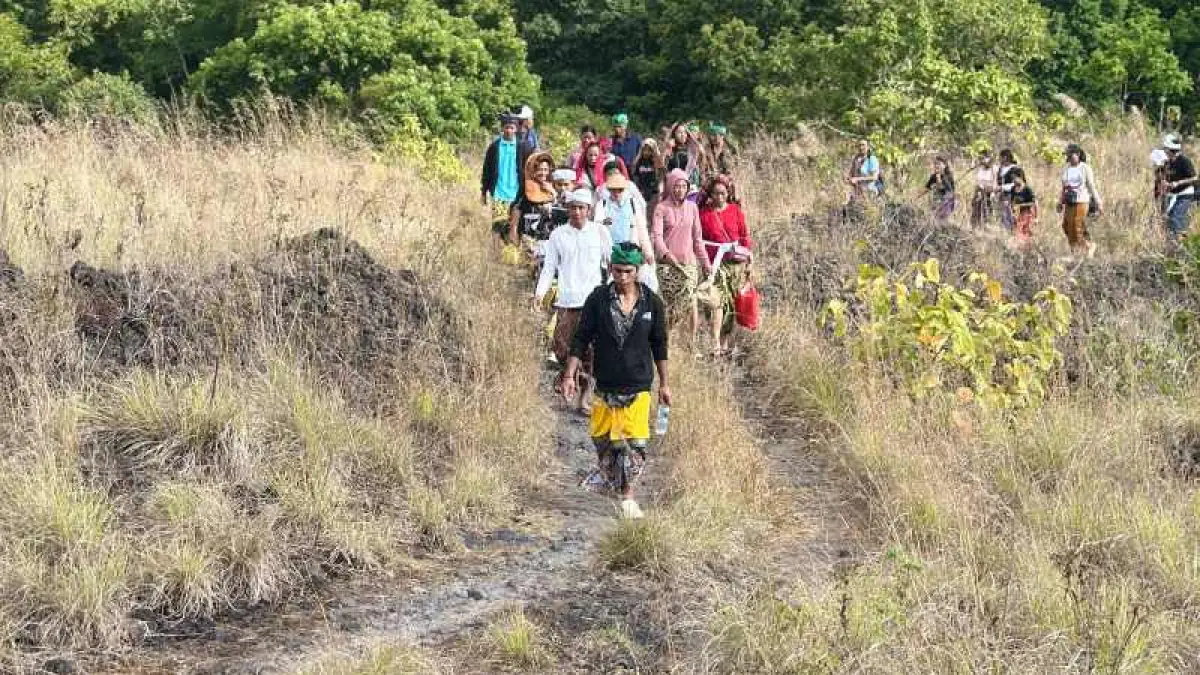 DEMI MENGHAYATI PROSES SPIRITUAL: Warga Desa Adat Batur mengikuti Napak Tilas 100 Tahun Rarud Batur pada Senin (3/8/2026). (foto:Istimewa)

&nbsp;