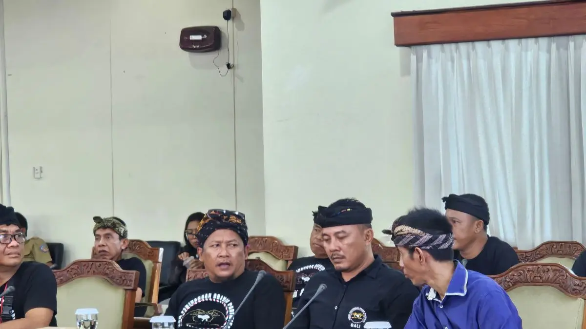 DICARI: Forum Perjuangan Driver Pariwisata saat audiensi ke DPRD Bali, Senin (3/8/2026). (ni kadek novi febriani/radarbali.id)