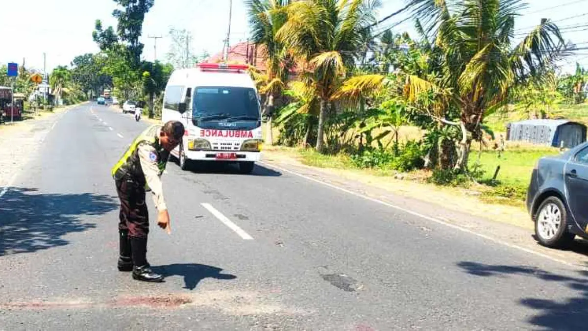 GELAR OLAH TKP: Polisi menggelar&nbsp; olah TKP pemangku tewas kecelakaan. (foto: Polsek Mendoyo)