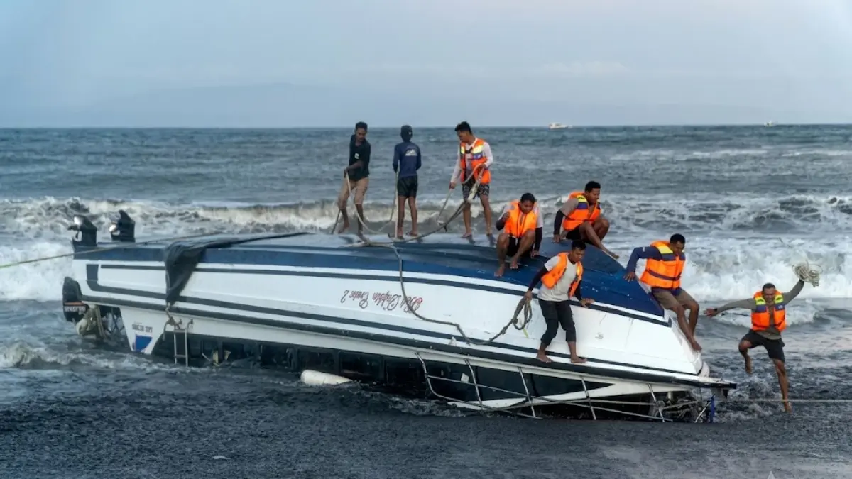 Kapal cepat Bali Dolphin 2 saat terbalik di alur pelayaran Pelabuhan Sanur, Denpasar, pada 5 Agustus 2025. (Xinhua)