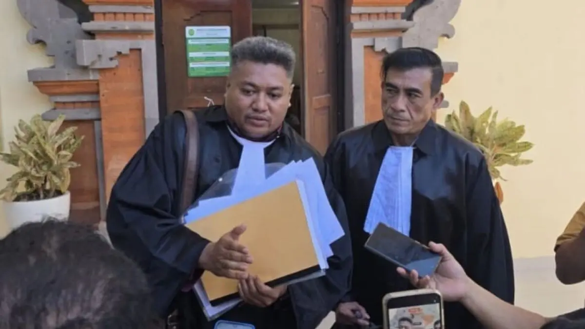 KARENA MUSIBAH: Tim penasihat hukum dari LBH PENA, Charlie Y. Usfunan (kiri) dan Yarianto Telaumbanua, S.H. (kanan), memberikan keterangan kepada awak media usai mengikuti agenda persidangan di Pengadilan Negeri Denpasar, Selasa (4/8). (ist/radarbali.id)