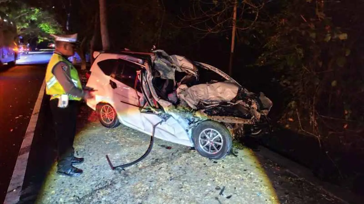 MENGENASKAN : Kondisi kendaraan setelah kejadian adu banteng Toyota Calya dan bus terjadi di Jalan Raya Denpasar–Gilimanuk. (foto:Polsek Gilimanuk)